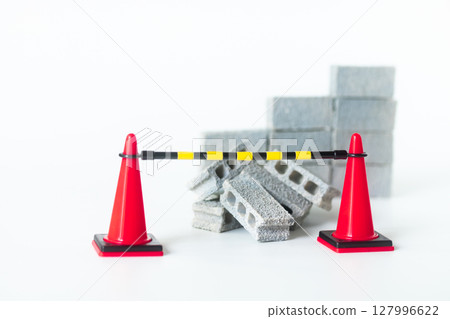 Dangerous concrete block wall 127996622