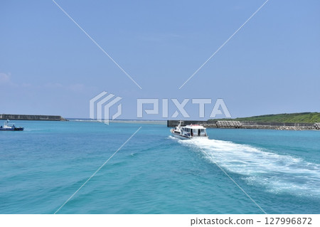 A ship departing for the blue sea 127996872
