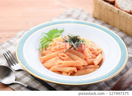 Mentaiko penne with lemon - a refreshing Western-style pasta dish 127997375