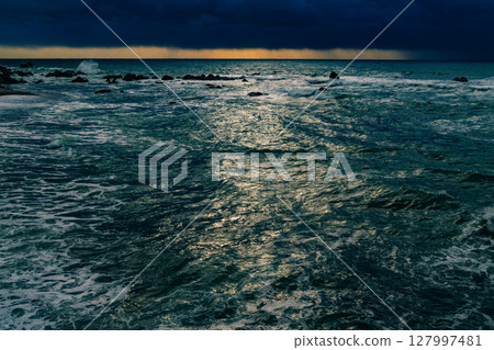 Winter scenery of the Sea of Japan 127997481