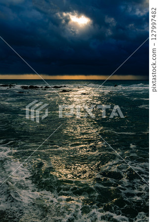 Winter scenery of the Sea of Japan 127997482