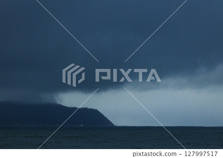 Winter scenery of the Sea of Japan 127997517