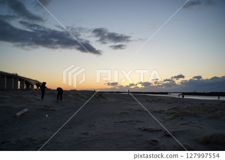 日落海灘和人們的影子 127997554