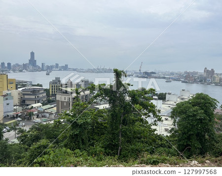 這是從台灣高雄打狗英國領事館看到的港口和大海的景色。 這是從台灣高雄打狗英國領事館看到的港口和大海的景色。 127997568