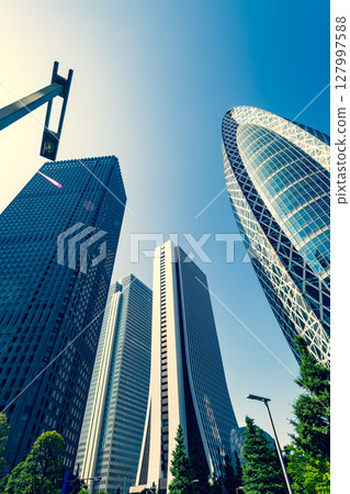 新宿副都心 摩天大樓區和夏日陽光 2025.06 a-3 強調暖色和冷色 127997588