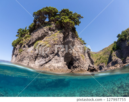 Beautiful half-surface shot of the underwater cave at Hirizo Beach, Hirizo Beach, Nakagi, Minamiizu Town, Izu Peninsula, Shizuoka Prefecture, 2024 127997755