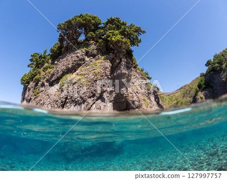 Beautiful half-surface shot of the underwater cave at Hirizo Beach, Hirizo Beach, Nakagi, Minamiizu Town, Izu Peninsula, Shizuoka Prefecture, 2024 127997757