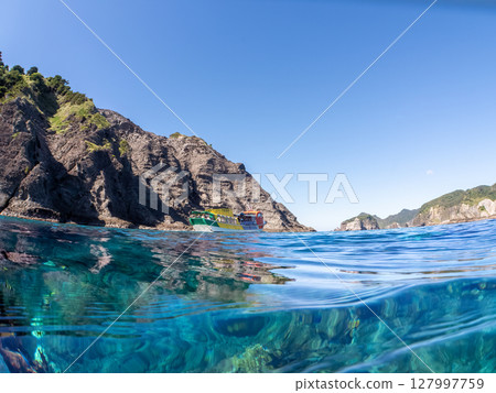 Beautiful half-surface shot of the underwater cave at Hirizo Beach, Hirizo Beach, Nakagi, Minamiizu Town, Izu Peninsula, Shizuoka Prefecture, 2024 127997759
