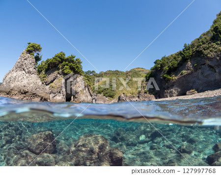 Beautiful half-surface shot of the underwater cave at Hirizo Beach, Hirizo Beach, Nakagi, Minamiizu Town, Izu Peninsula, Shizuoka Prefecture, 2024 127997768