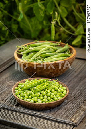 Fresh, ripe green peas Fresh, ripe green peas 127997875