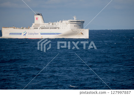 [Tokyo Kyushu Ferry Hamayu bound for Shinmoji Port and Soreiyu bound for Yokosuka Port meet and leave] 127997887