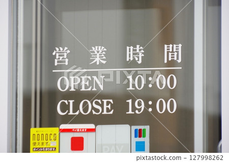玻璃上顯示營業時間信息 127998262