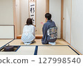 一位身穿和服的女士在打招呼 127998540