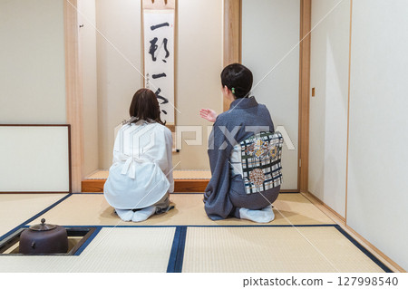 一位身穿和服的女士在打招呼 127998540