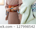 調整帶子的手 127998542