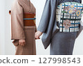 一個穿著和服的女人 127998543
