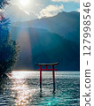 湖面上漂浮的神社鳥居 127998546