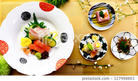 日本懷石料理:生魚片和三種時令配菜 日本懷石料理:生魚片和三種時令配菜 127998601