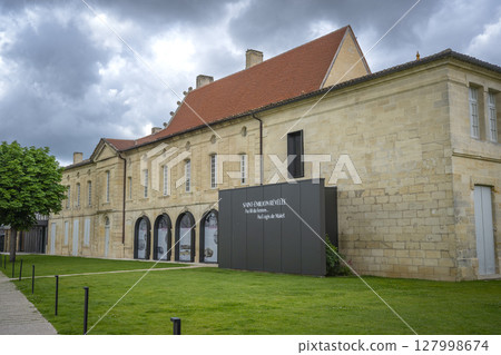 Logis de Mallet in Saint-Emilion hosts a permanent exhibition showcasing the region's rich culture 127998674