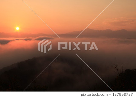 Sea of clouds at dawn from Ojiyayama Honyama Plateau, Niigata Prefecture 127998757