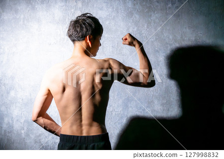 Men who train their muscles Men who train their muscles 127998832