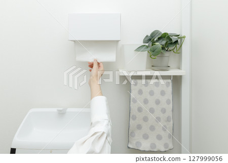 女人的手在廁所裡用紙巾 127999056