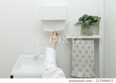 女人的手在廁所裡用紙巾 127999057