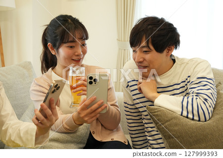 Men and women drinking beer 127999393