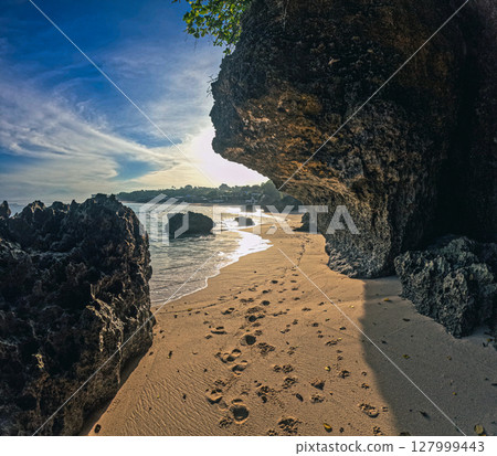 Beautiful blue sea in Uluwatu, Bali 127999443