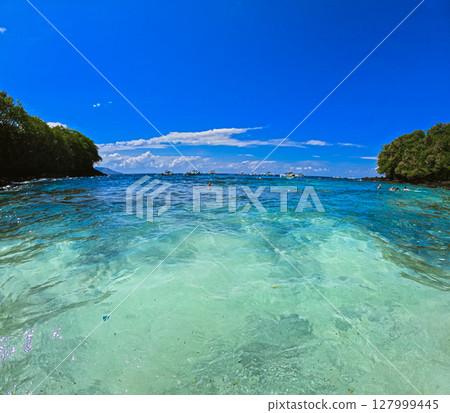 峇裡島八丹拜美麗的藍色大海 峇裡島八丹拜美麗的藍色大海 127999445