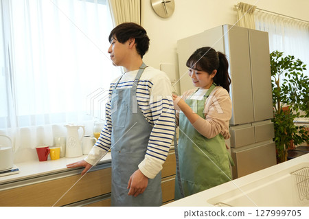 站立在廚房裡的夫婦 站立在廚房裡的夫婦 127999705