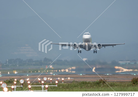 宮城縣名取市仙台機場清晨,飛機起飛 宮城縣名取市仙台機場清晨,飛機起飛 127999717
