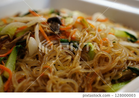 Japchae_Close-up of Korean Stir-Fried Glass Noodles with Vegetables 128000003