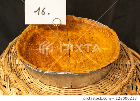 Round pie with herbs and vegetables 128000218