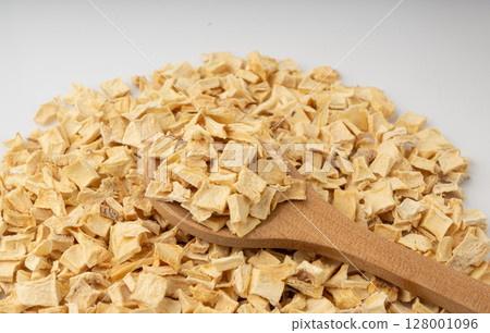 Dry parsley root, dried diced celery cubes, scattered small liquorice pileces, dry vegetable 128001096