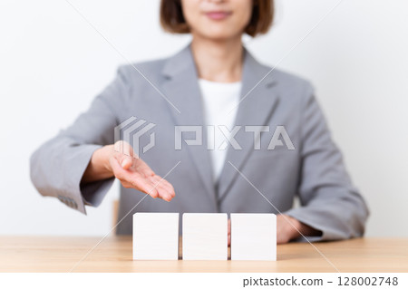 一位中年婦女穿著灰色西裝和樸素的 一位中年婦女穿著灰色西裝和樸素的 128002748