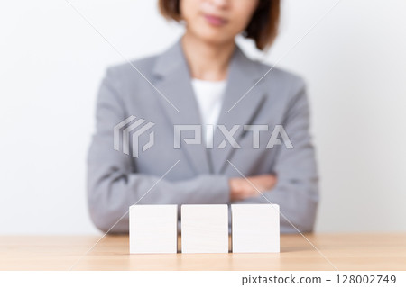 一位中年婦女穿著灰色西裝和樸素的 128002749