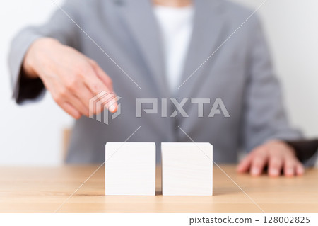 A middle-aged woman wearing a gray suit and a plain block A middle-aged woman wearing a gray suit and a plain block 128002825
