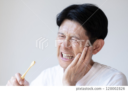 Man with toothache, tooth decay, periodontal disease, temporomandibular joint disorder Man with toothache, tooth decay, periodontal disease, temporomandibular joint disorder 128002826