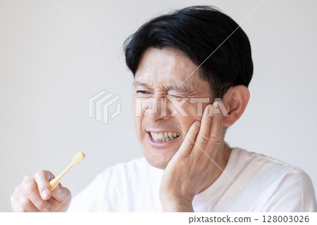 患有牙痛、蛀牙、牙周病、顳顎關節障礙的男性 128003026