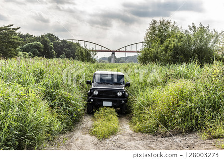 一輛越野車被遺棄在草叢中 一輛越野車被遺棄在草叢中 128003273