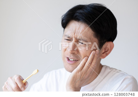 患有牙痛、蛀牙、牙周病、顳顎關節障礙的男性 128003748