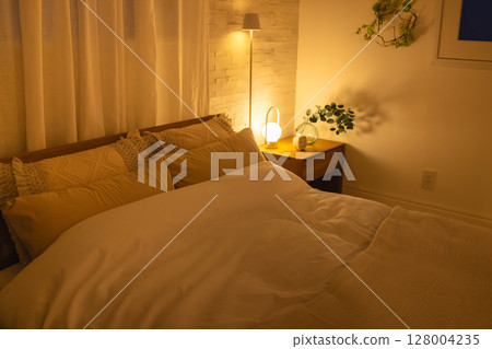 晚上的臥室 128004235