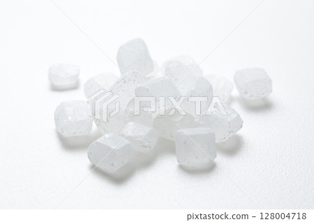 白色背景下的冰糖 128004718