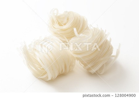 白色背景的米粉 128004900