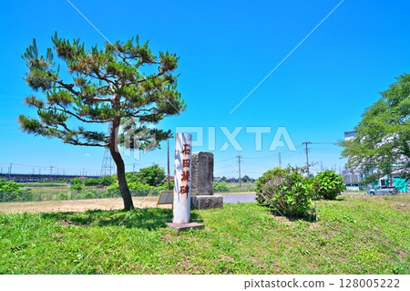 Ishida Tsutsumi Monument in early summer 128005222