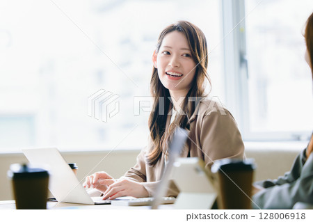 Business woman Business woman 128006918