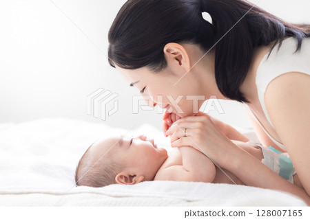 Baby and mother 128007165