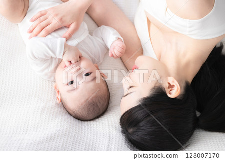 Baby and mother 128007170