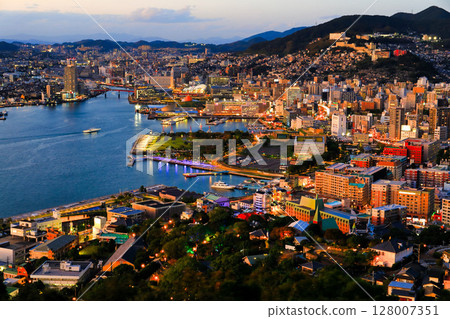 [Nagasaki Prefecture] Nagasaki evening view seen from Nabekanmuriyama observatory 128007351